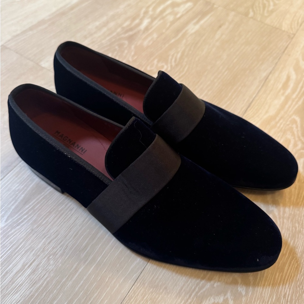 Magnanni Men's Navy Blue Velvet Loafers